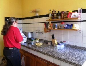 En la imagen, Lola Díaz, voluntaria en la cocina del comedor social.