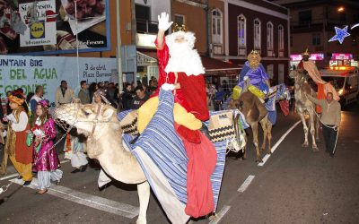 Miles de personas disfrutan de la cabalgata de Reyes Magos 2017