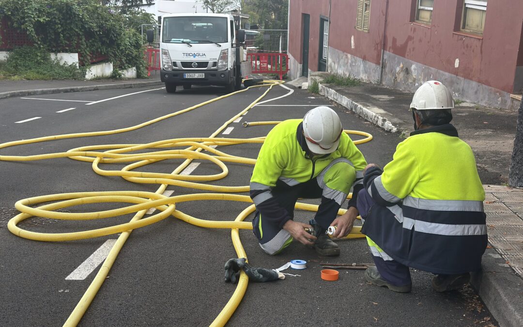 Operarios de Teidagua y Ferroser trabajan en la recuperación de los servicios afectados por el derrumbe del puente