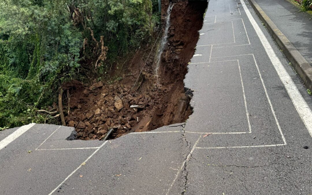 Se derrumba parte del puente precintado hace dos semanas en la calle Teobaldo Power