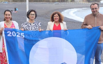 La playa de La Arena en Mesa del Mar ya luce la Bandera Azul 2025