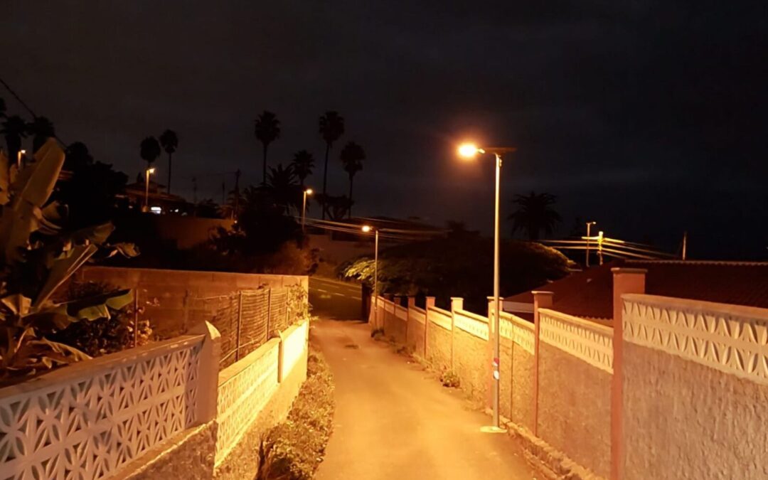 La Concejalía de Alumbrado Público instala nuevas luminarias en la calle Mencey Bencomo