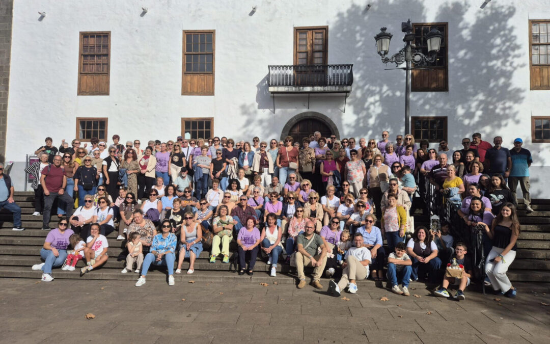 La concejala de Turismo recibe a un grupo de 150 personas de la parroquia de Santiago Apóstol de Los Realejos