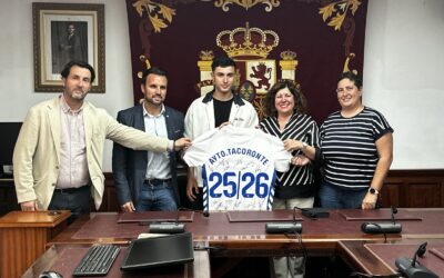 El jugador del CD Tenerife, Fran Sabina, visita el Ayuntamiento de Tacoronte
